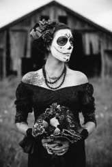 A Soft & Feminine Día de los Muertos Shoot · Rock n Roll Bride