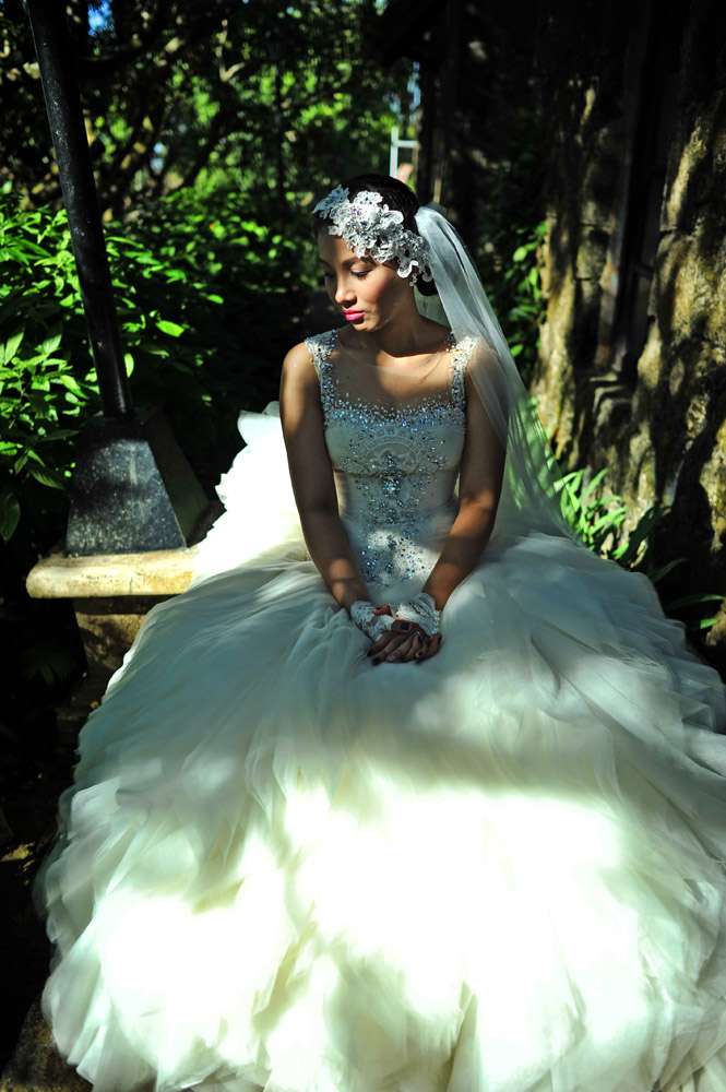 Elegant & Dramatic Sapphire Wedding: Rochelle & Nestle · Rock n Roll Bride