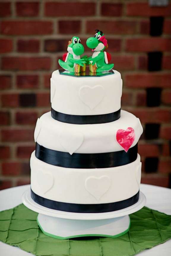 20 Geeky Wedding Cakes That Will Blow Your Socks Off 